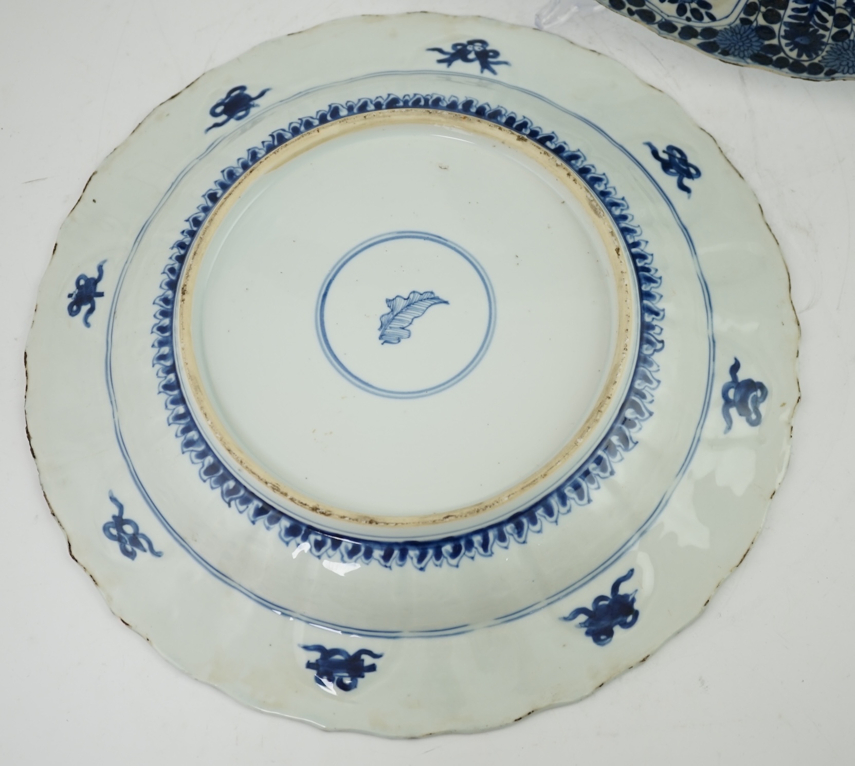 A pair of Chinese blue and white chargers, Kangxi period (1662-1722)